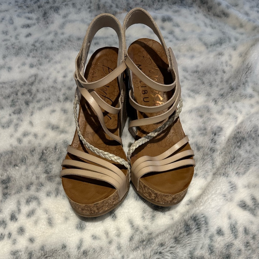 Tan Blowfish Malibu HEIDI wedge sandals heels
Strappy tan beige size 9